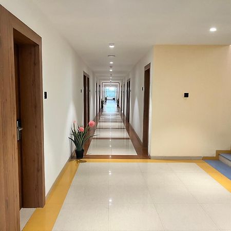 Hotel Avenue Plaza Mundra Bagian luar foto
