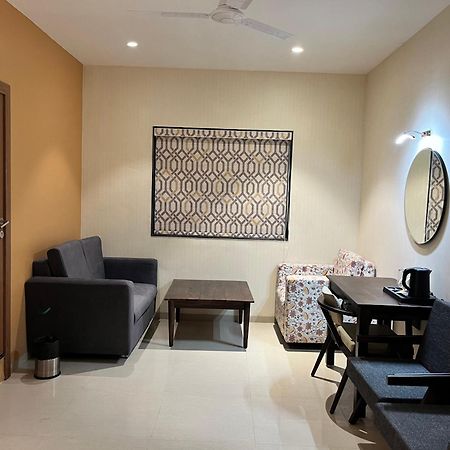 Hotel Avenue Plaza Mundra Bagian luar foto